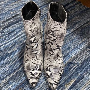 Selling snake skin boots. They are size 9.5 purchased from Shein.